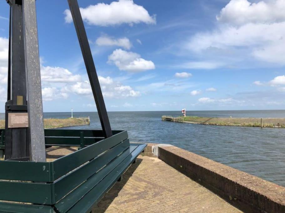 Gezellige Pipo Met Grote Schommel Aan Het Water Villa Medemblik Eksteriør billede
