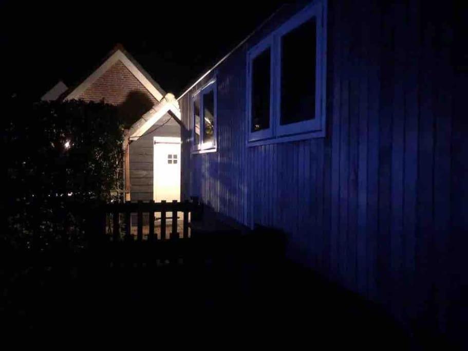 Gezellige Pipo Met Grote Schommel Aan Het Water Villa Medemblik Eksteriør billede