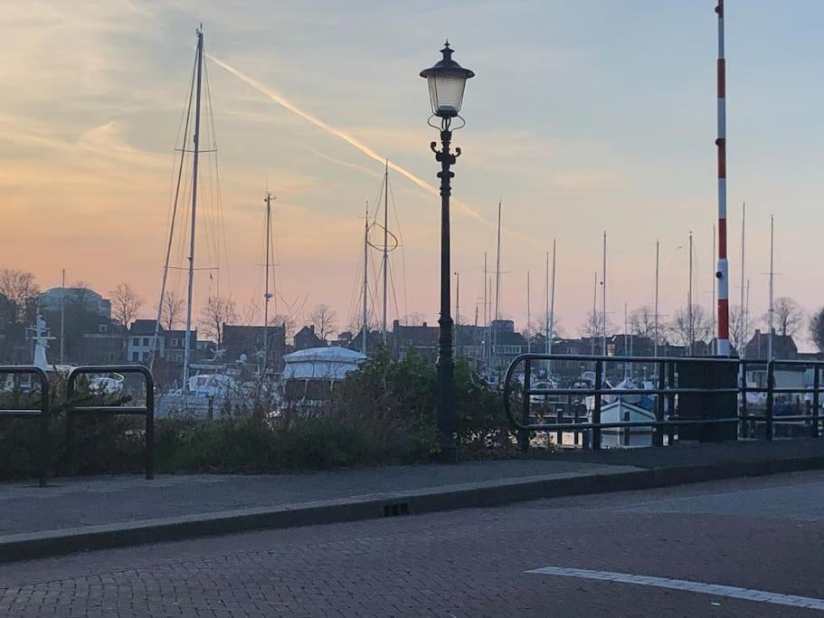 Gezellige Pipo Met Grote Schommel Aan Het Water Villa Medemblik Eksteriør billede