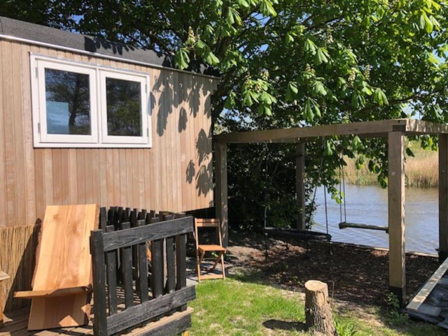 Gezellige Pipo Met Grote Schommel Aan Het Water Villa Medemblik Eksteriør billede