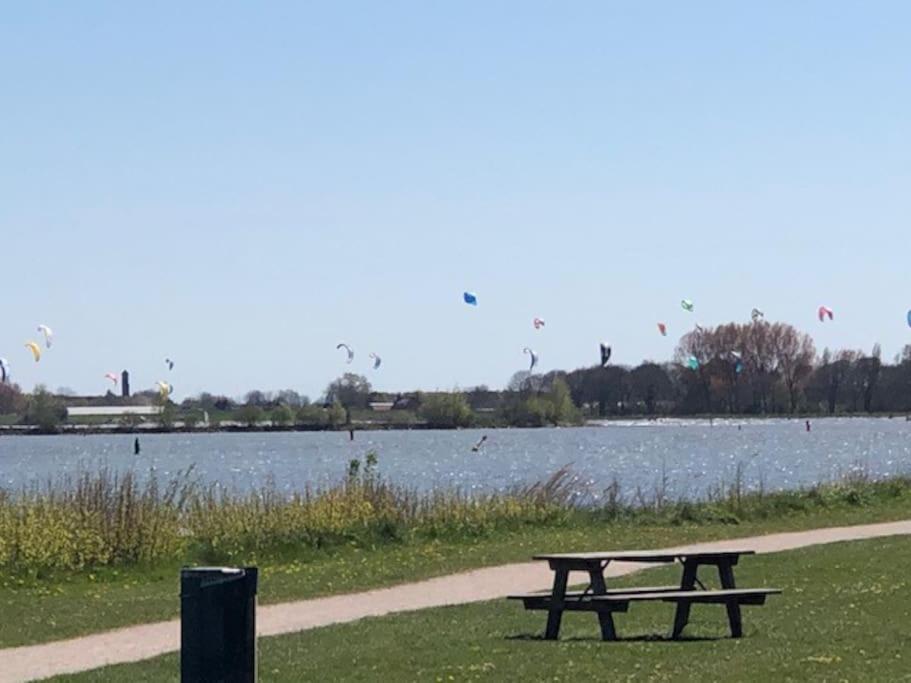 Gezellige Pipo Met Grote Schommel Aan Het Water Villa Medemblik Eksteriør billede