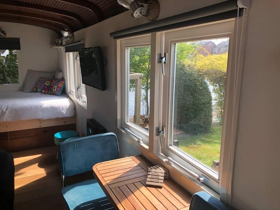 Gezellige Pipo Met Grote Schommel Aan Het Water Villa Medemblik Eksteriør billede