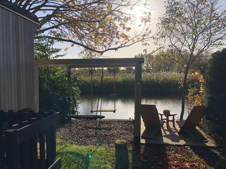 Gezellige Pipo Met Grote Schommel Aan Het Water Villa Medemblik Eksteriør billede
